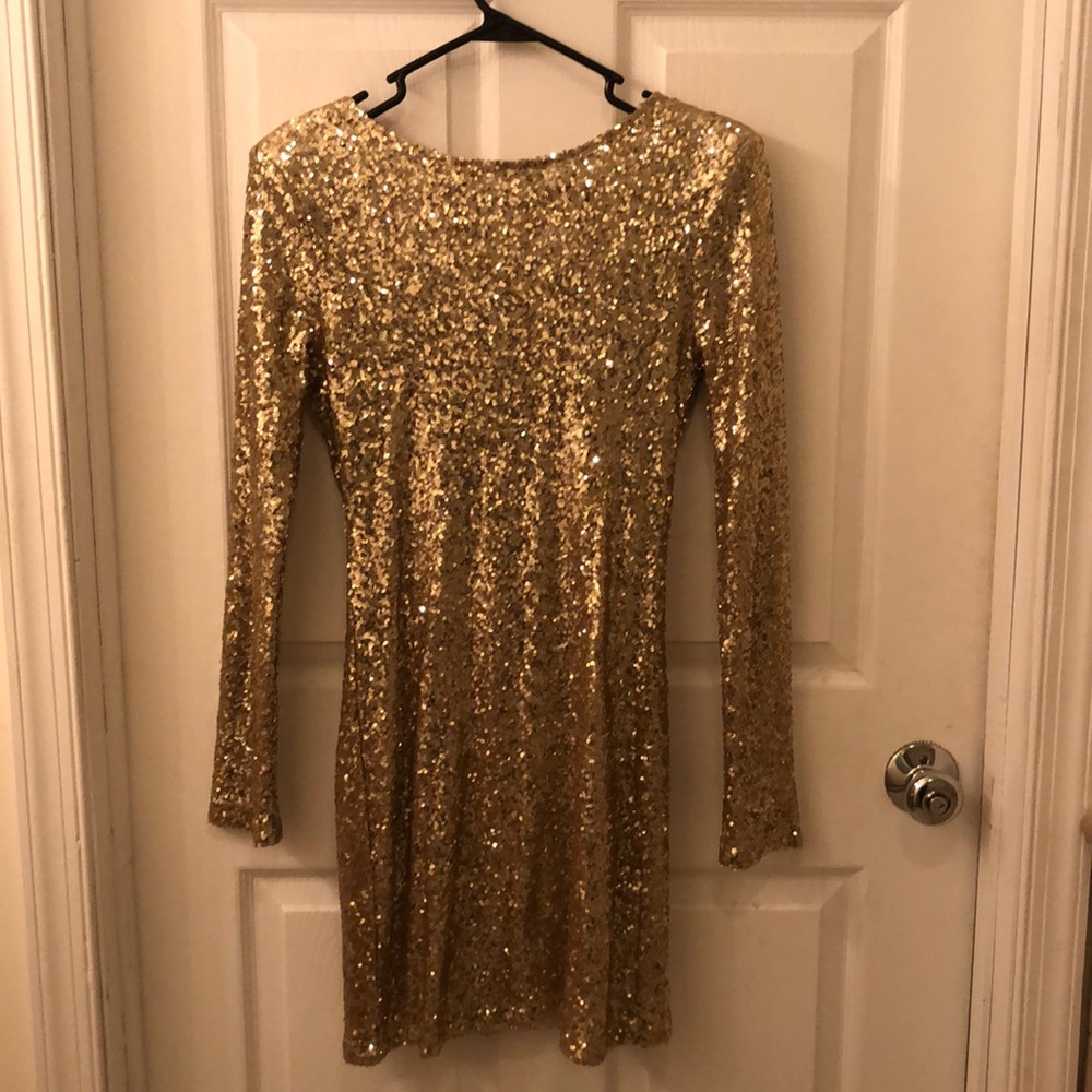 Long sleeve sequined backless dress